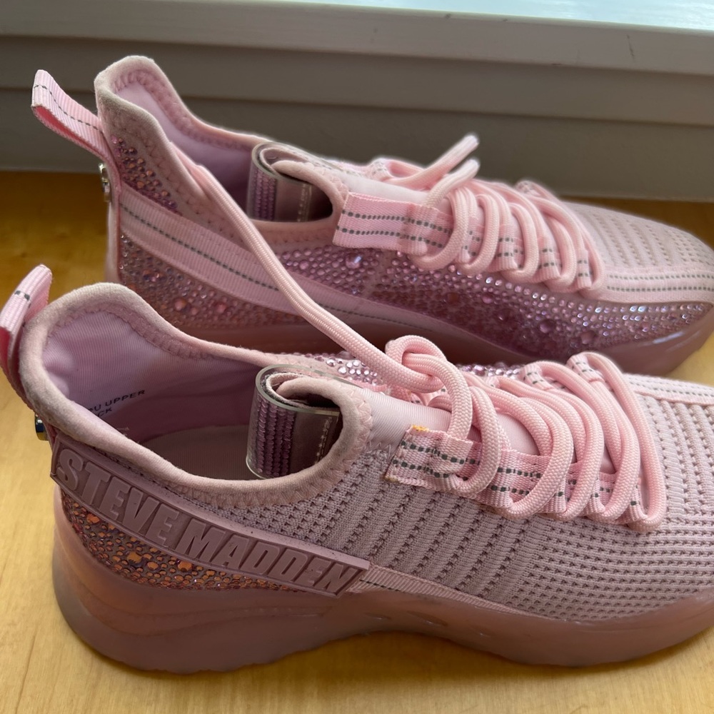 Steve Madden collab Women’s golf shoes with crystal embellishments